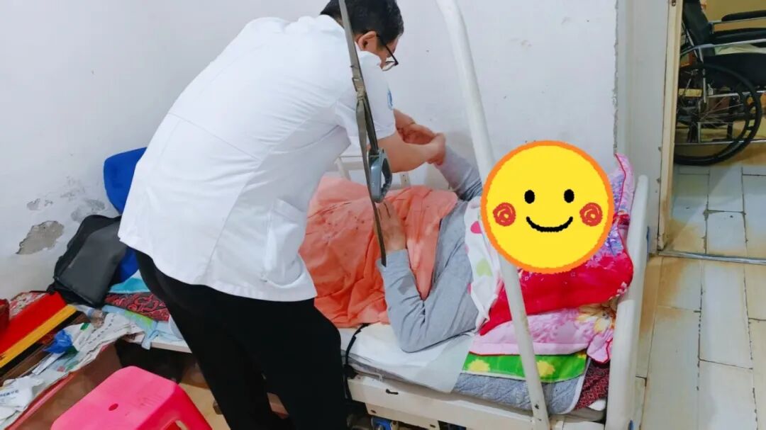 家庭医生团队入户送健康丨失能老人上门服务在行动